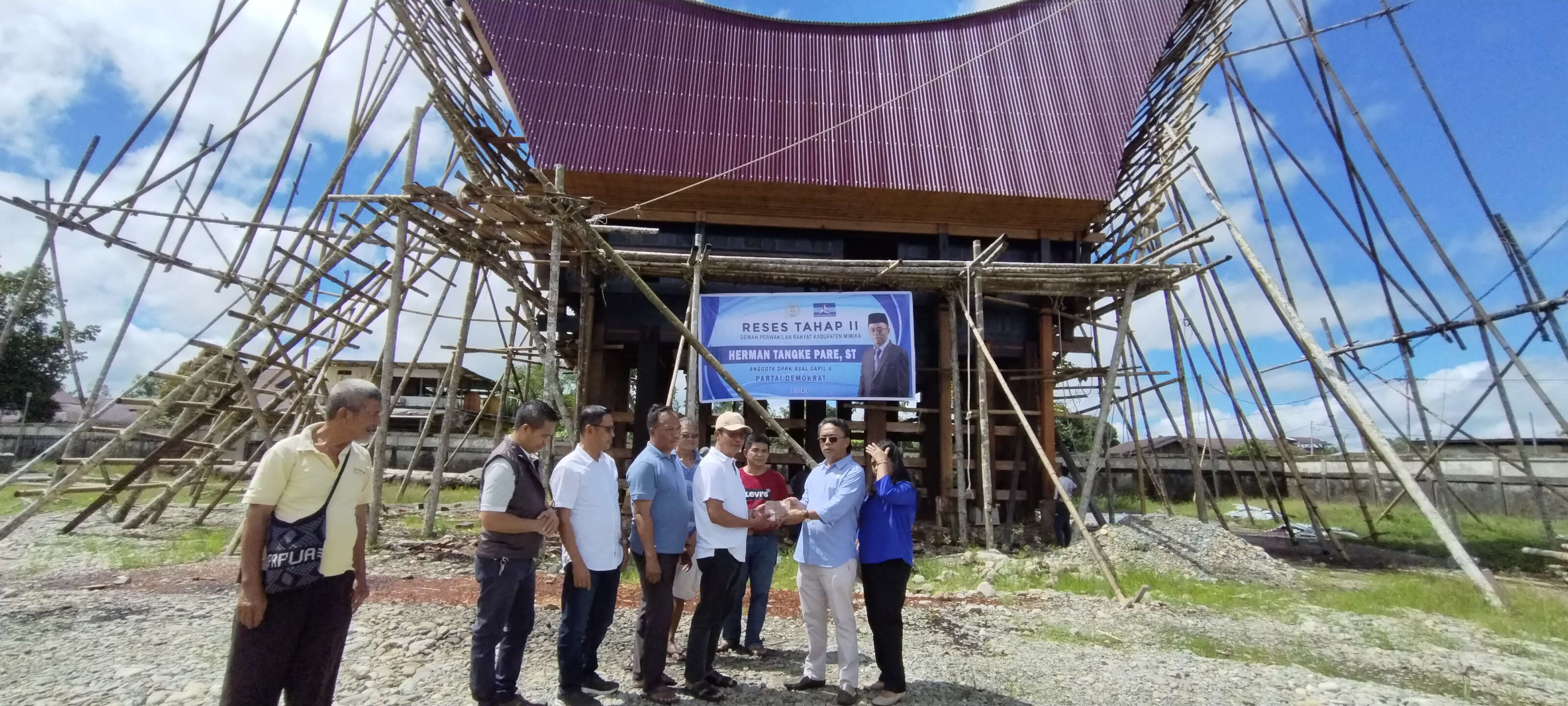 Herman Tangke Dukung Pembangunan Rumah Adat Toraja Melalui Reses Tahap II di Dapil IV