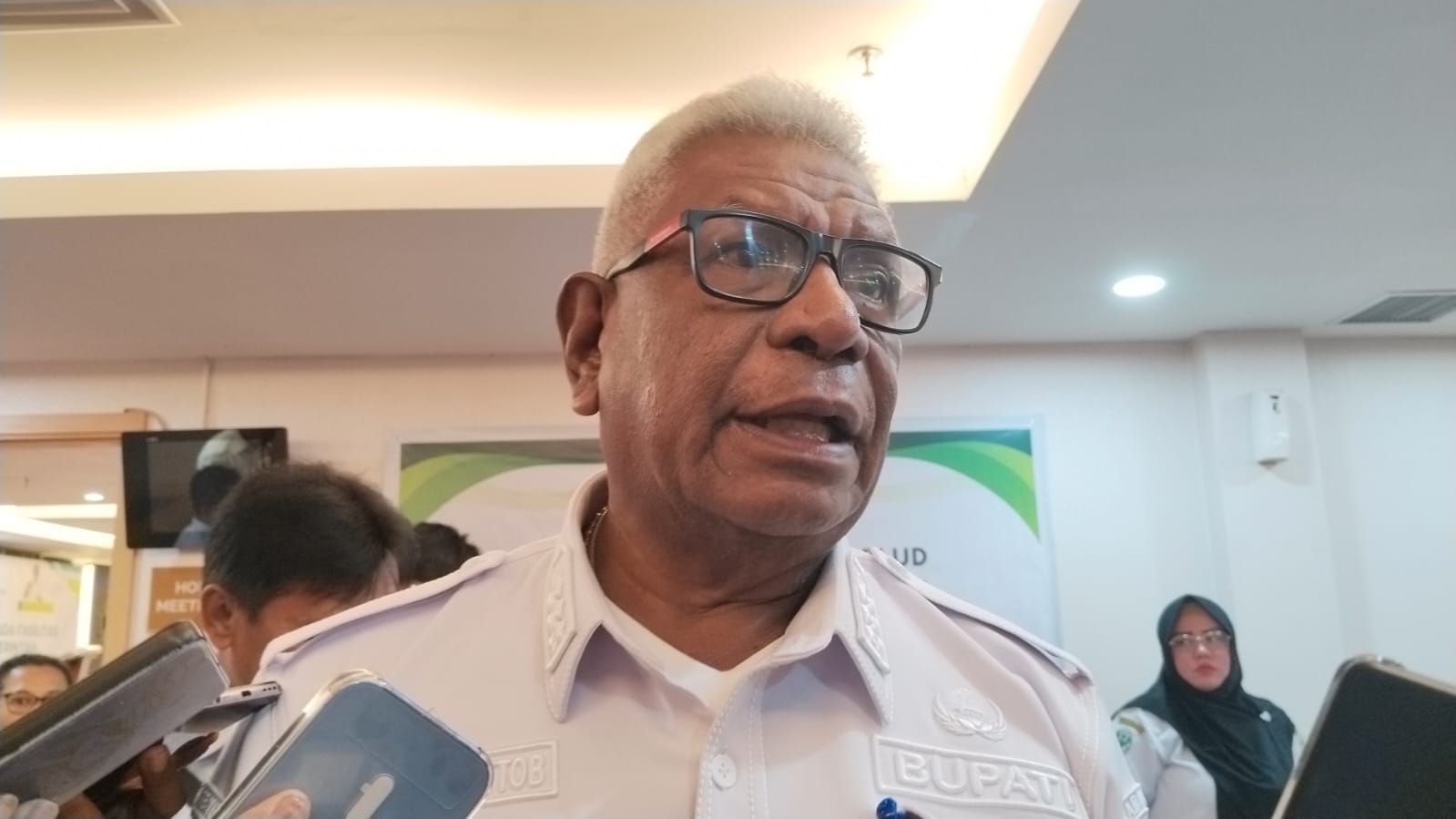 Bupati Mimika Ancam Tutup Usaha yang Tiga Kali Kedapatan Buang Sampah di Median Jalan